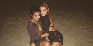 Pamer Belahan Dada di Pantai - 5 Foto Selena Gomez Paling Hot