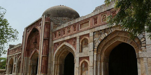 Makam di Masjid Jamali Kamali - 5 Lokasi Wisata Horor Di India