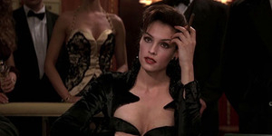 Xenia Onatopp - Goldeneye - 10 Tokoh Antagonis Paling Cantik & Seksi di Film Hollywood