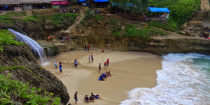 Pantai Banyu Tibo Pacitan - 7 Pantai di Jawa Timur ini Cocok Jadi Destinasi Unggulan