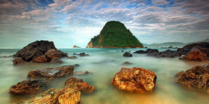Pantai Pulau Merah Banyuwangi - 7 Pantai di Jawa Timur ini Cocok Jadi Destinasi Unggulan