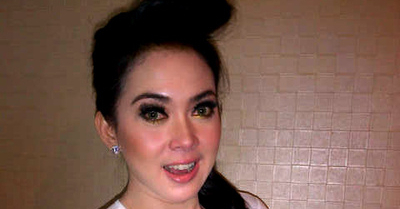 FOTO: Tonton Timnas, Syahrini Seksi Kenakan Kaos Ketat - 2