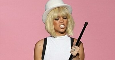 FOTO: Rihanna Berambut Pirang Di Video Klip Lagu "You Da One" - 6