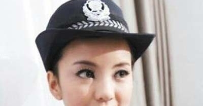 FOTO: Pose Seksi Model China Wang Xiomeng dengan Pakaian Polisi - 3