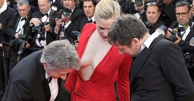 FOTO: Pamer Belahan Dada, Istri Roman Polanski Jadi Perhatian - 10