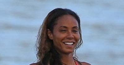 FOTO: Istri Will Smith Pamer Perut Kencang Saat Berbikini - 1