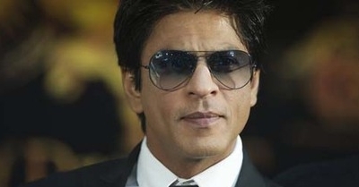 Beginilah Gaya Shahrukh Khan Saat Main Drum, Keren!