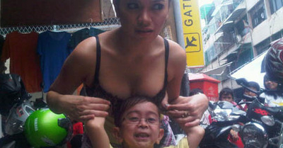 Heboh! Daus Mini Pegang Payudara Nikita Mirzani (Foto)