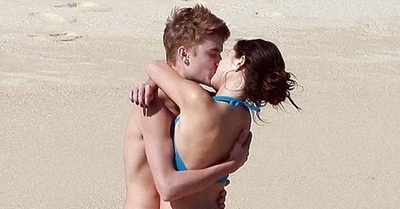 Justin Bieber Dan Selena Gomez Umbar Ciuman Sensual Di Pantai Meksiko M Infospesial Net