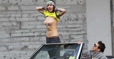 Model Brazil 'Leticia Peres' Nekat Buka Baju di Jalan Raya