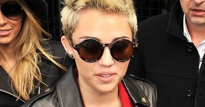 Pakai Baju Bebelahan Dada Rendah, Miley Cirus Pamer 'Sideboob'