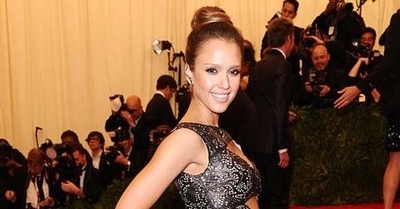 Pakai Bra Transparan, Payudara Jessica Alba Terlihat