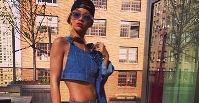 Rihanna Pamer Payudara Dibalik Jaket Jeans