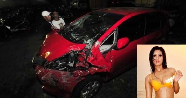 kendarai mobil dengan semi bugil model panas tabrak 7 orang kendarai mobil dengan semi bugil model panas tabrak 7 orang