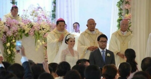 Foto Pernikahan Cathy Sharon & Eka Kusuma Bak Royal 