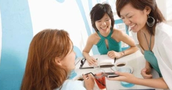 Sering Berkumpul - 7 Tanda Istri Selingkuh