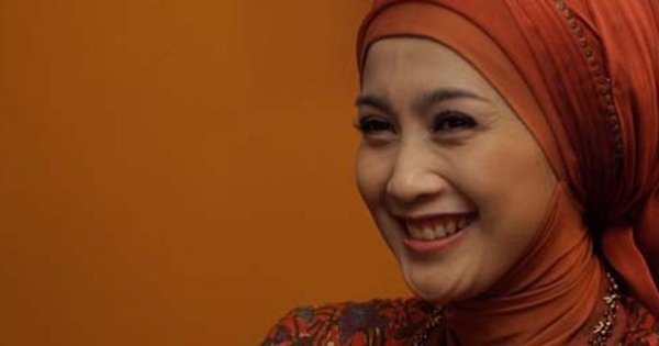 Siapa Suami Desy Ratnasari Sekarang : 7 Artis Indonesia yang Kecantikan