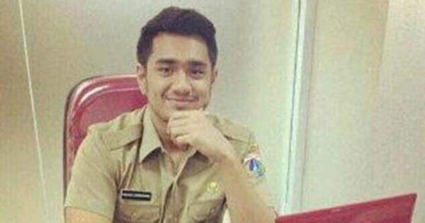 Heboh Foto Ganteng Camat Tebet