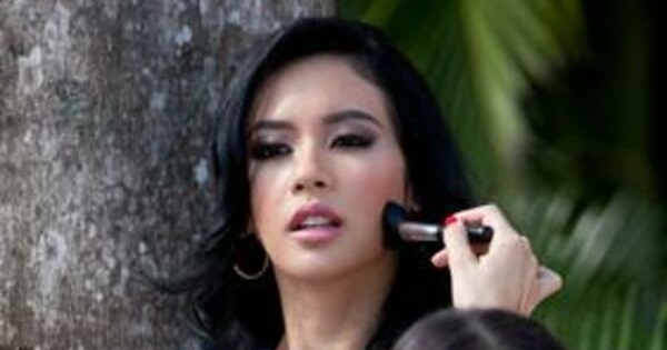 Foto Balutan Bikini Seksi Kontestan Miss Universe 2015 Putri Indonesia 2014 Elvira Devinamira