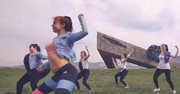 Video Gadis Rusia Goyang Seksi Twerking Di Monumen Perang