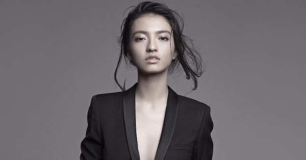 Foto Raline Shah Pose Hot Pamer Belahan Dada Tanpa Bra